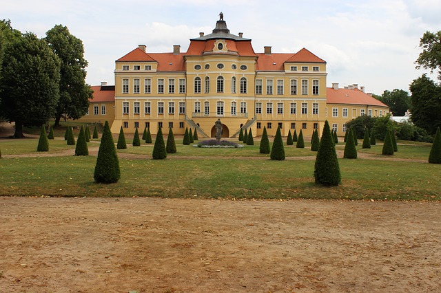 Pałac w Rogalinie, pięknym pomnikiem historycznym.